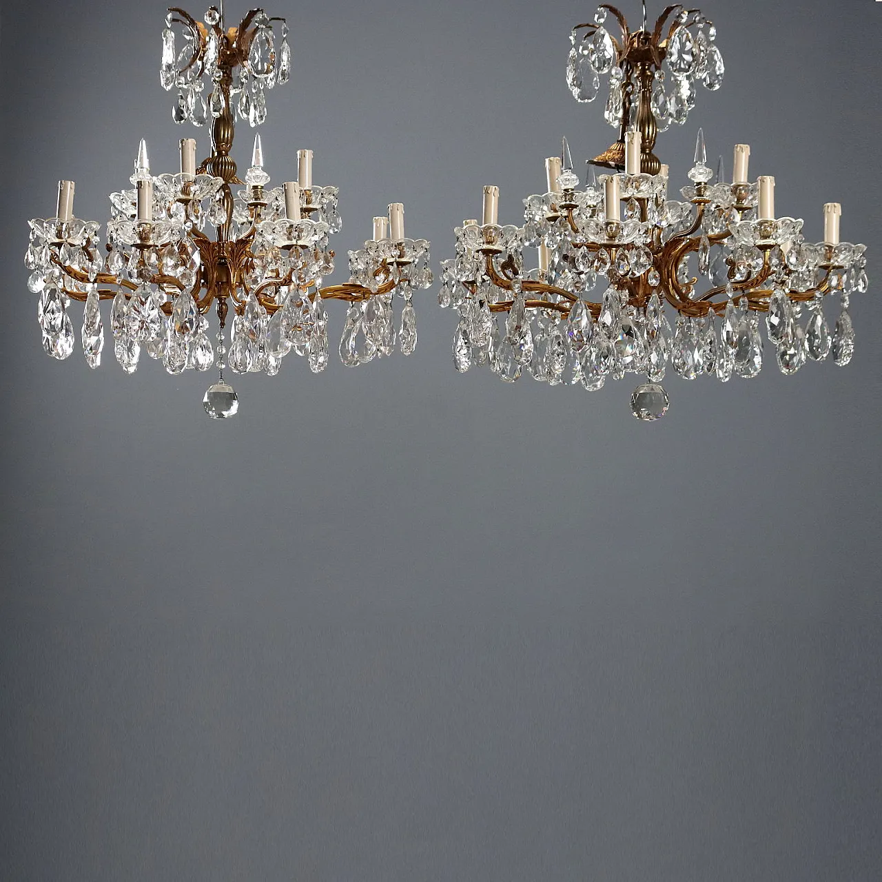 Coppia di lampadari in bronzo dorato, '900 1