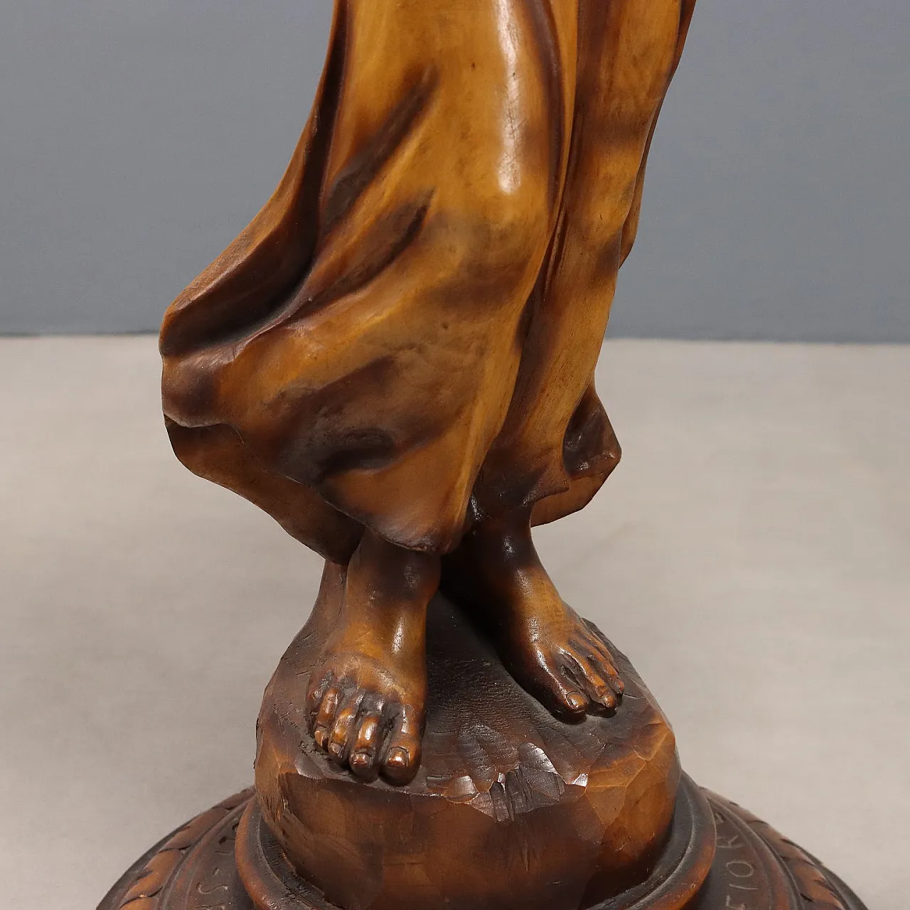 Carved wooden vase holder column, 20th century 5