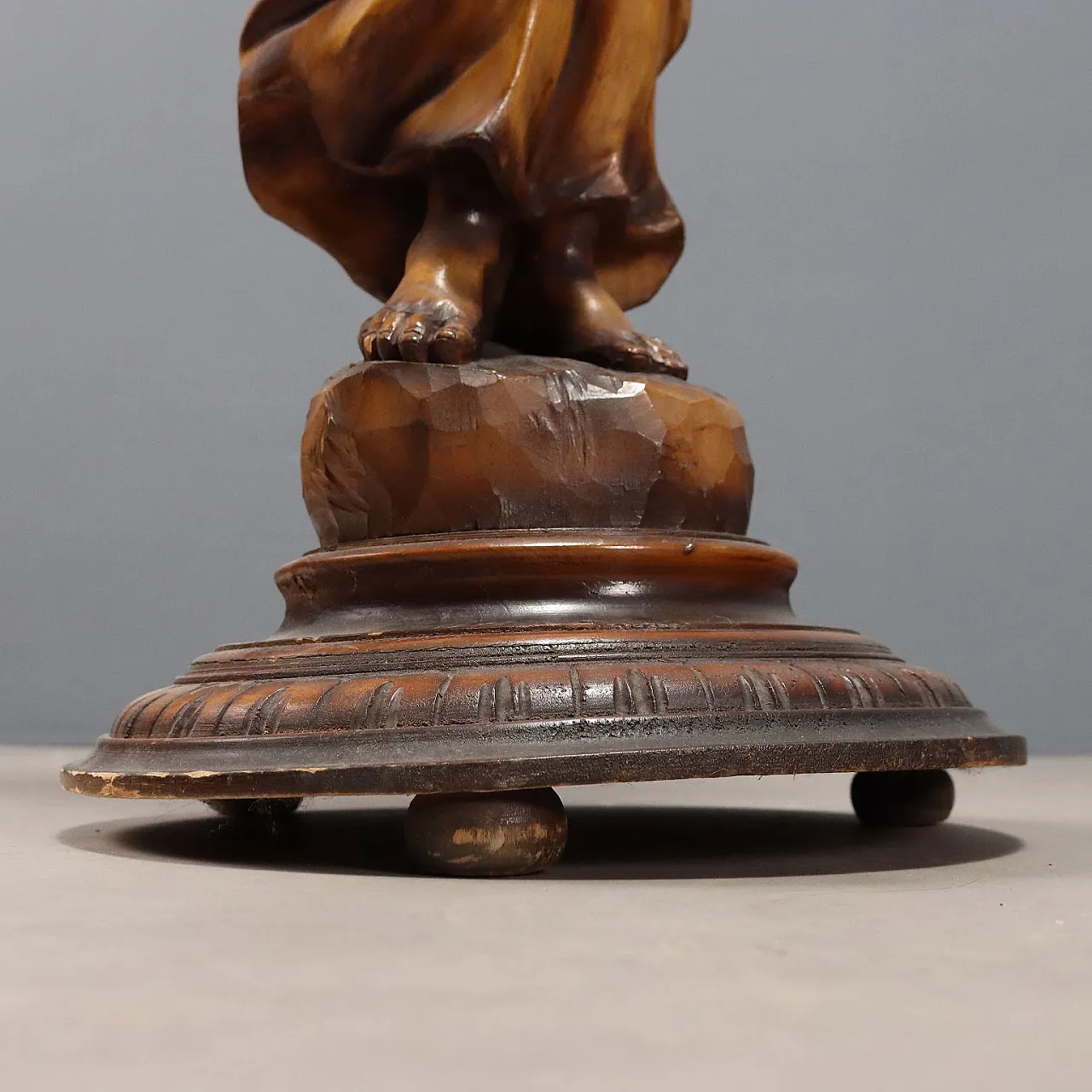 Carved wooden vase holder column, 20th century 8