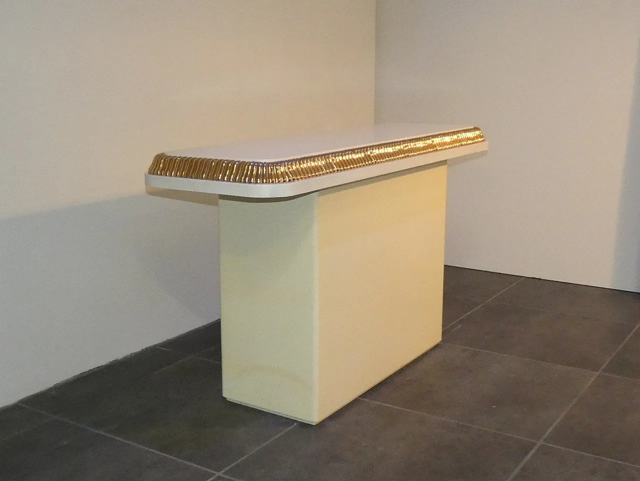 Consolle Regency con finitura avorio e dorata nello stile di Alain Delon per Maison Jansen, Francia, anni '70 4
