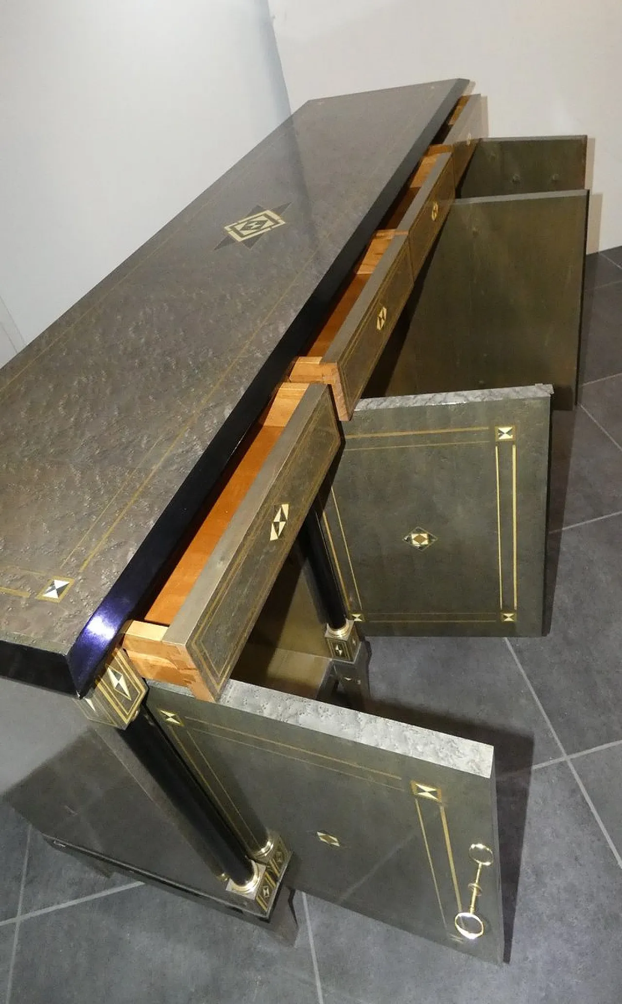 Credenza Hollywood Regency in stile Luigi XVI in radica, lacca grigia e ottone, Francia, anni '80 19