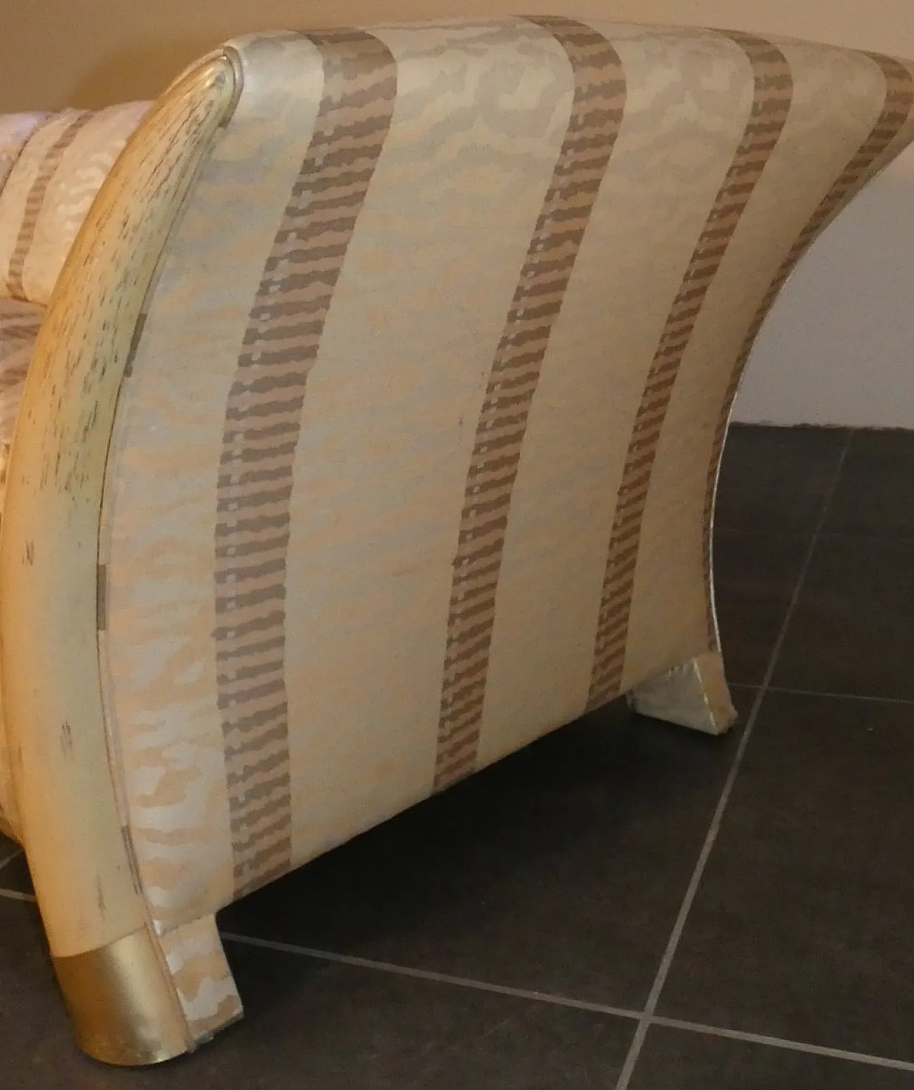 Divano e Poltrona stile coloniale con piedi a sciabola, anni '70 8