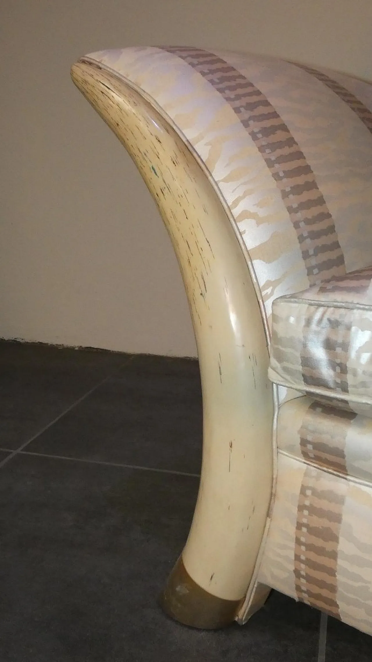 Divano e Poltrona stile coloniale con piedi a sciabola, anni '70 26