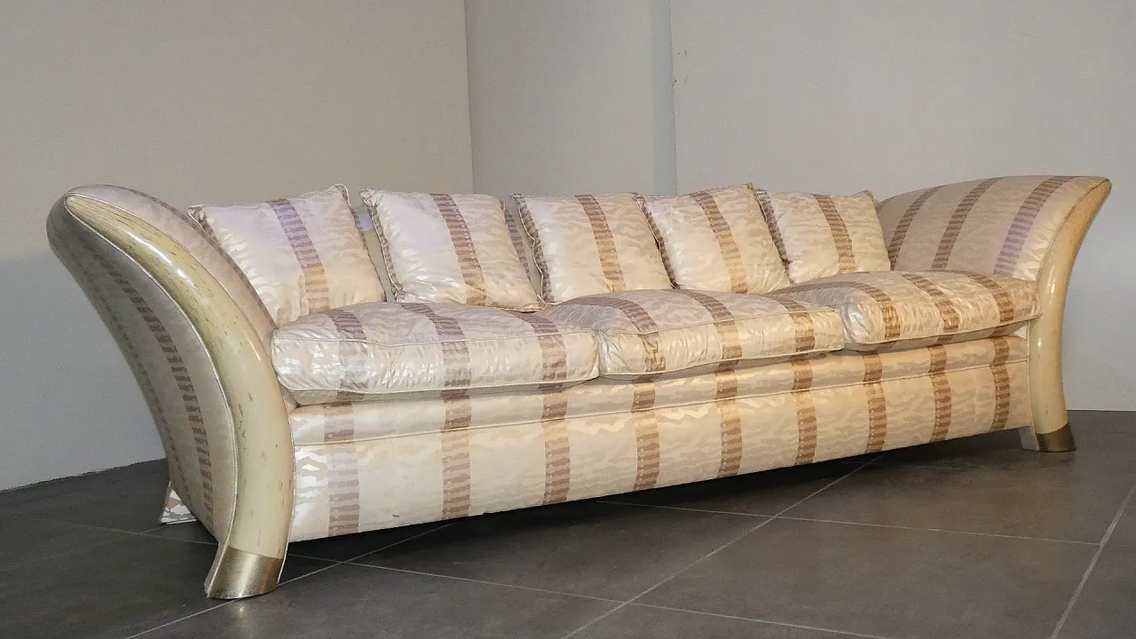 Divano e Poltrona stile coloniale con piedi a sciabola, anni '70 30