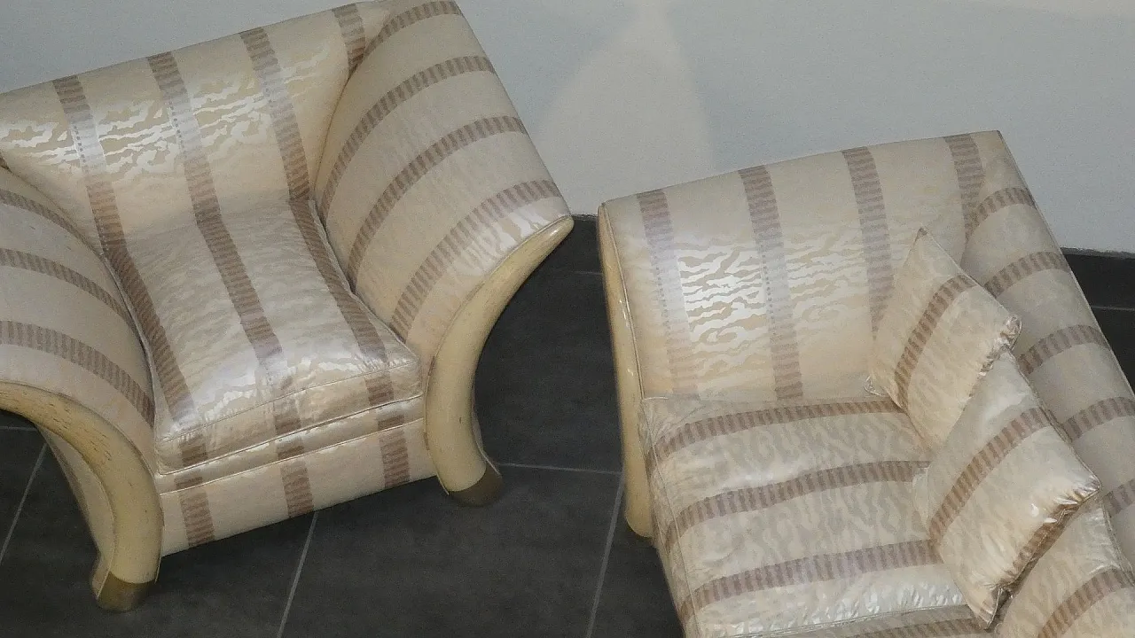 Divano e Poltrona stile coloniale con piedi a sciabola, anni '70 32