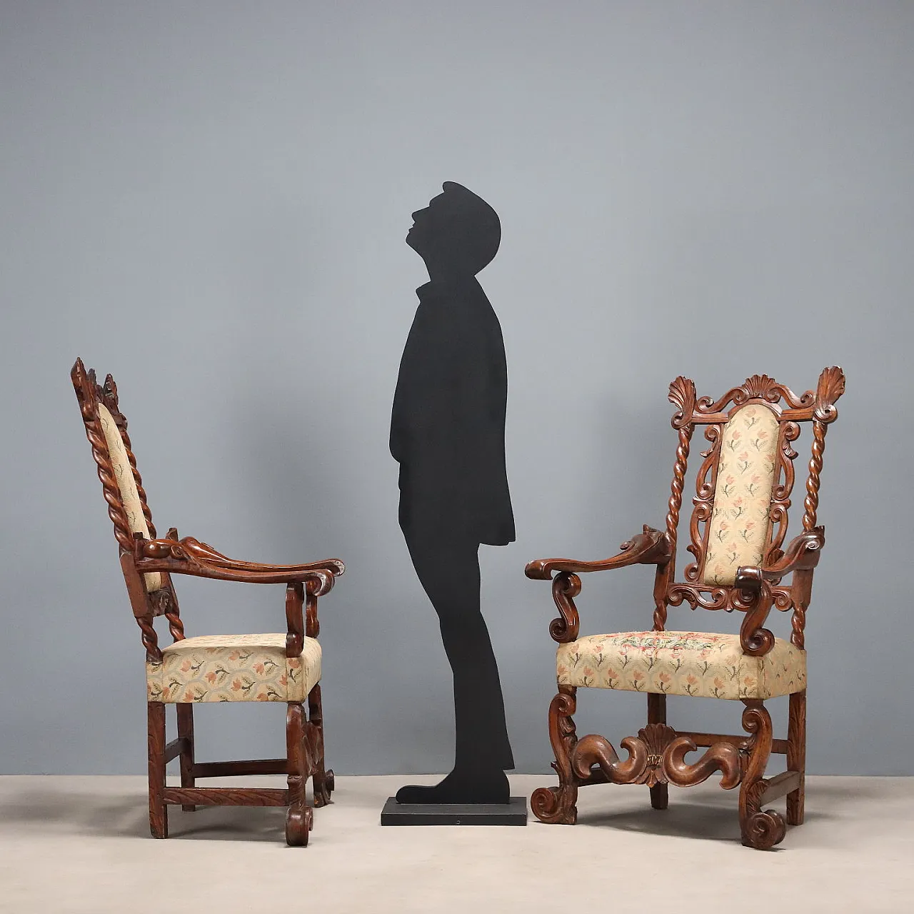 Pair of Baroque walnut armchairs, late 17th century 3