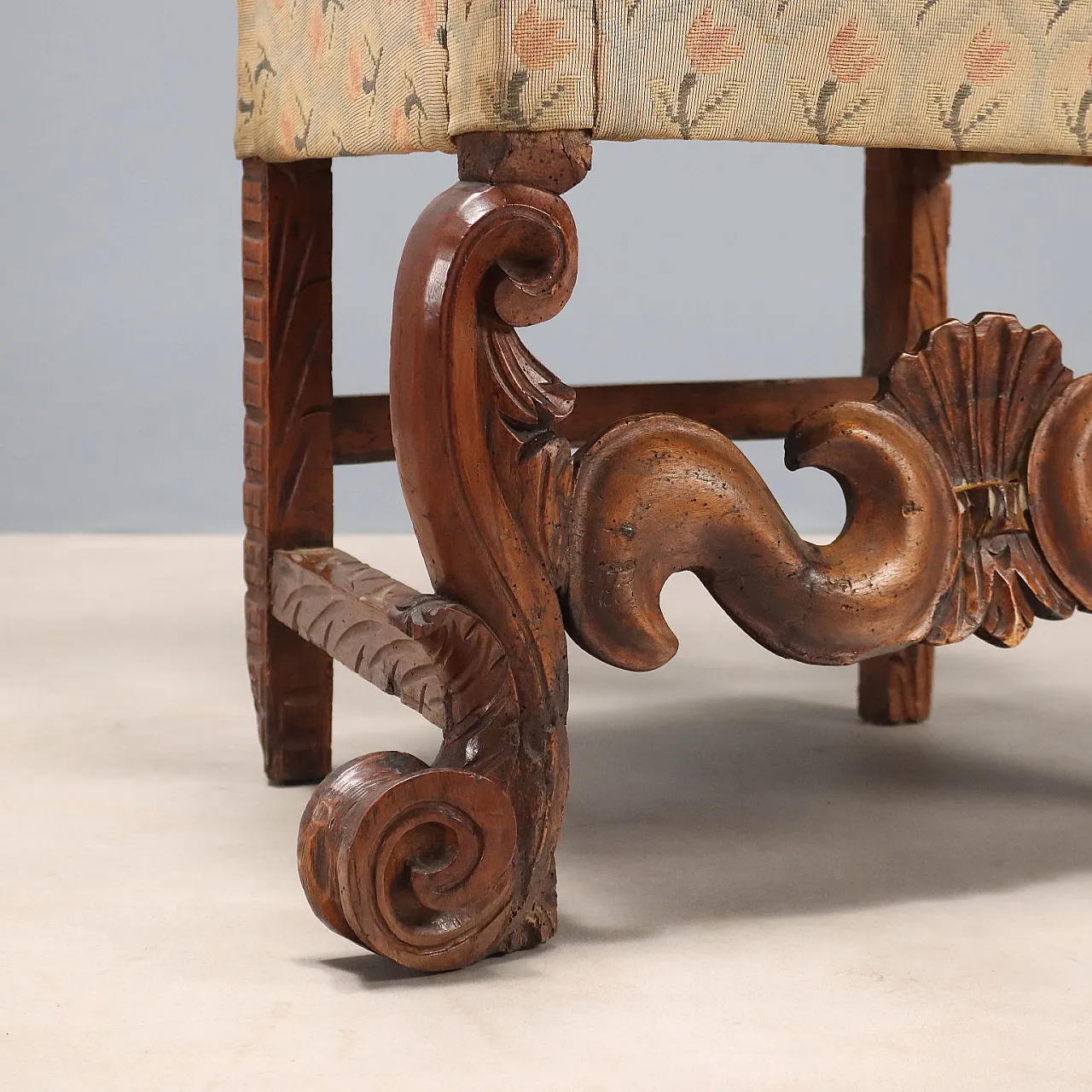 Pair of Baroque walnut armchairs, late 17th century 9