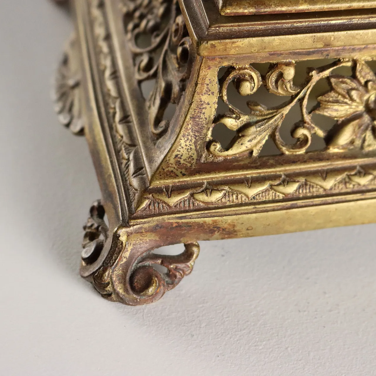 Carved bronze inkwell, 20th century 8