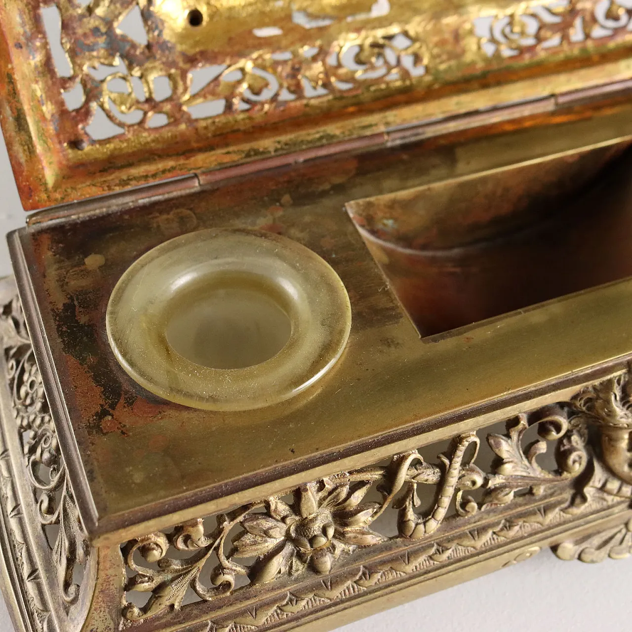 Carved bronze inkwell, 20th century 10