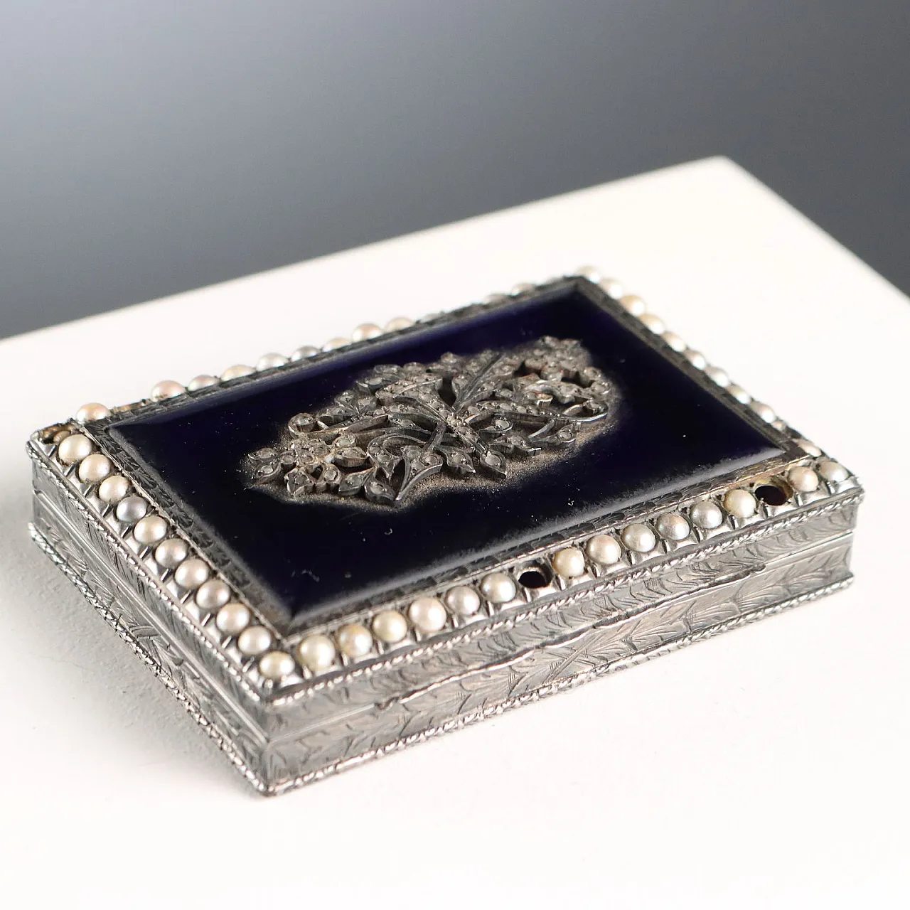 Snuffbox in silver, glass and beads, 20th century 1