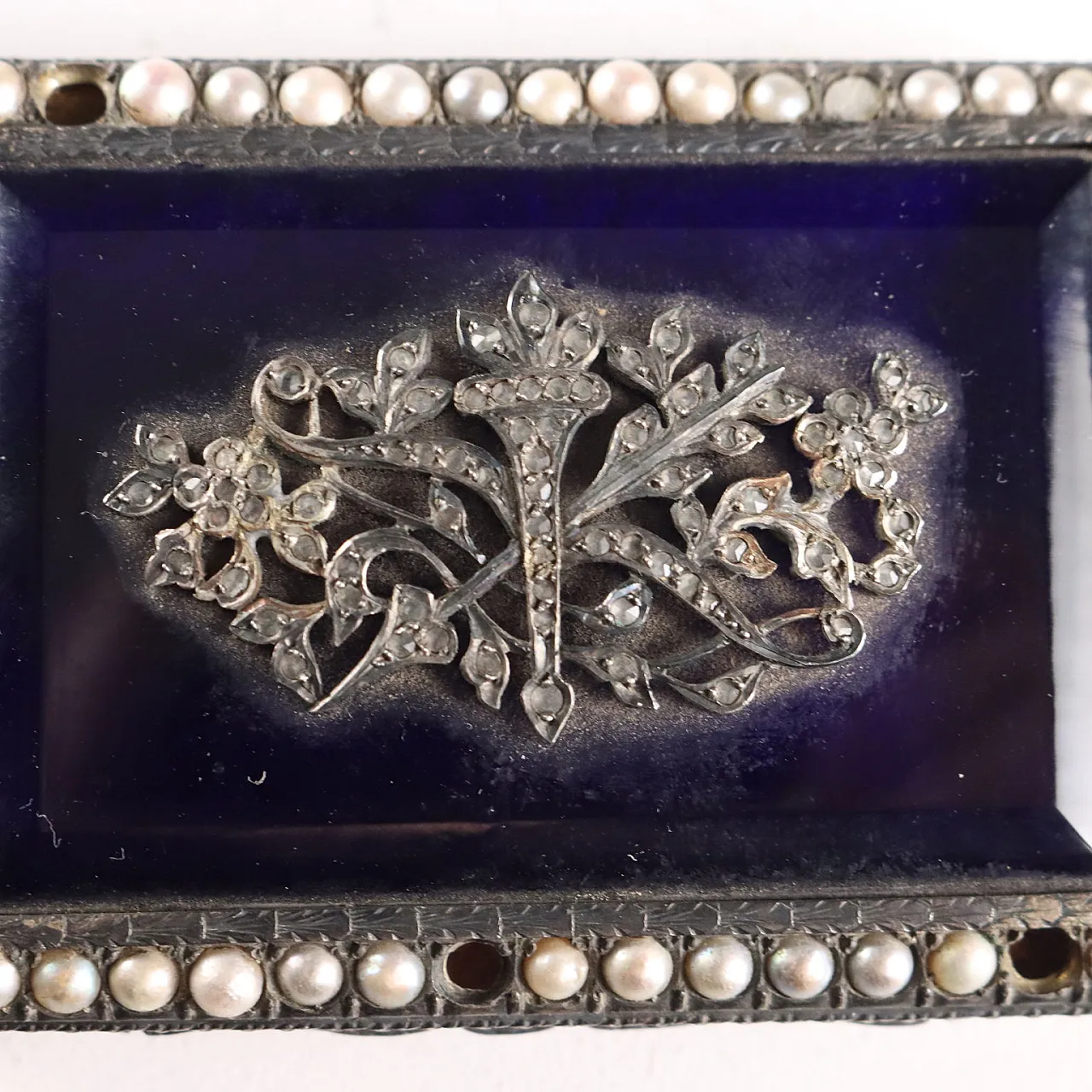 Snuffbox in silver, glass and beads, 20th century 4