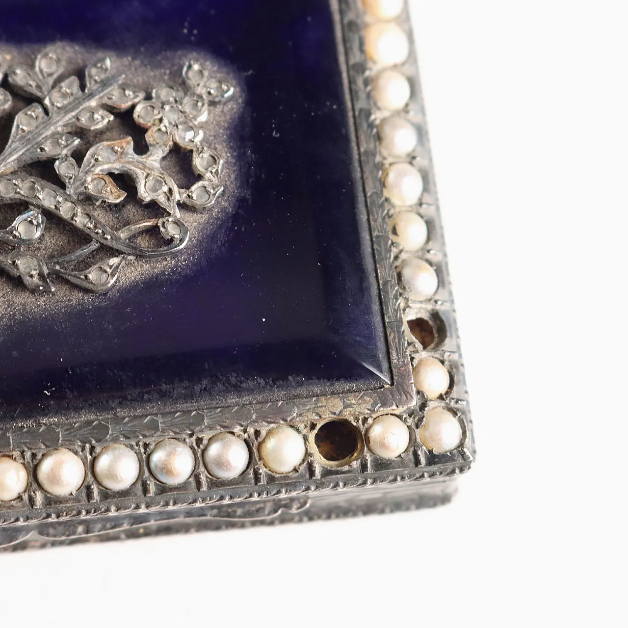 Snuffbox in silver, glass and beads, 20th century 5