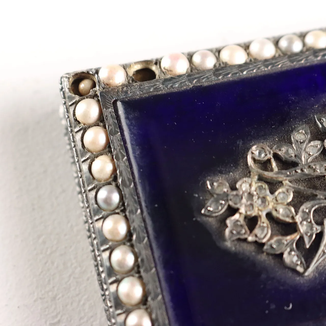 Snuffbox in silver, glass and beads, 20th century 6