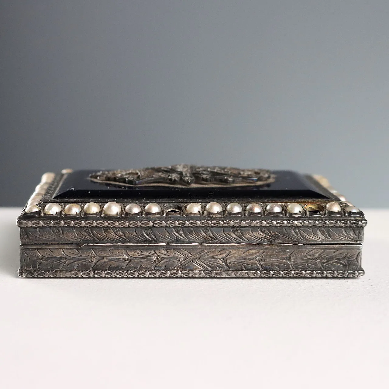 Snuffbox in silver, glass and beads, 20th century 7