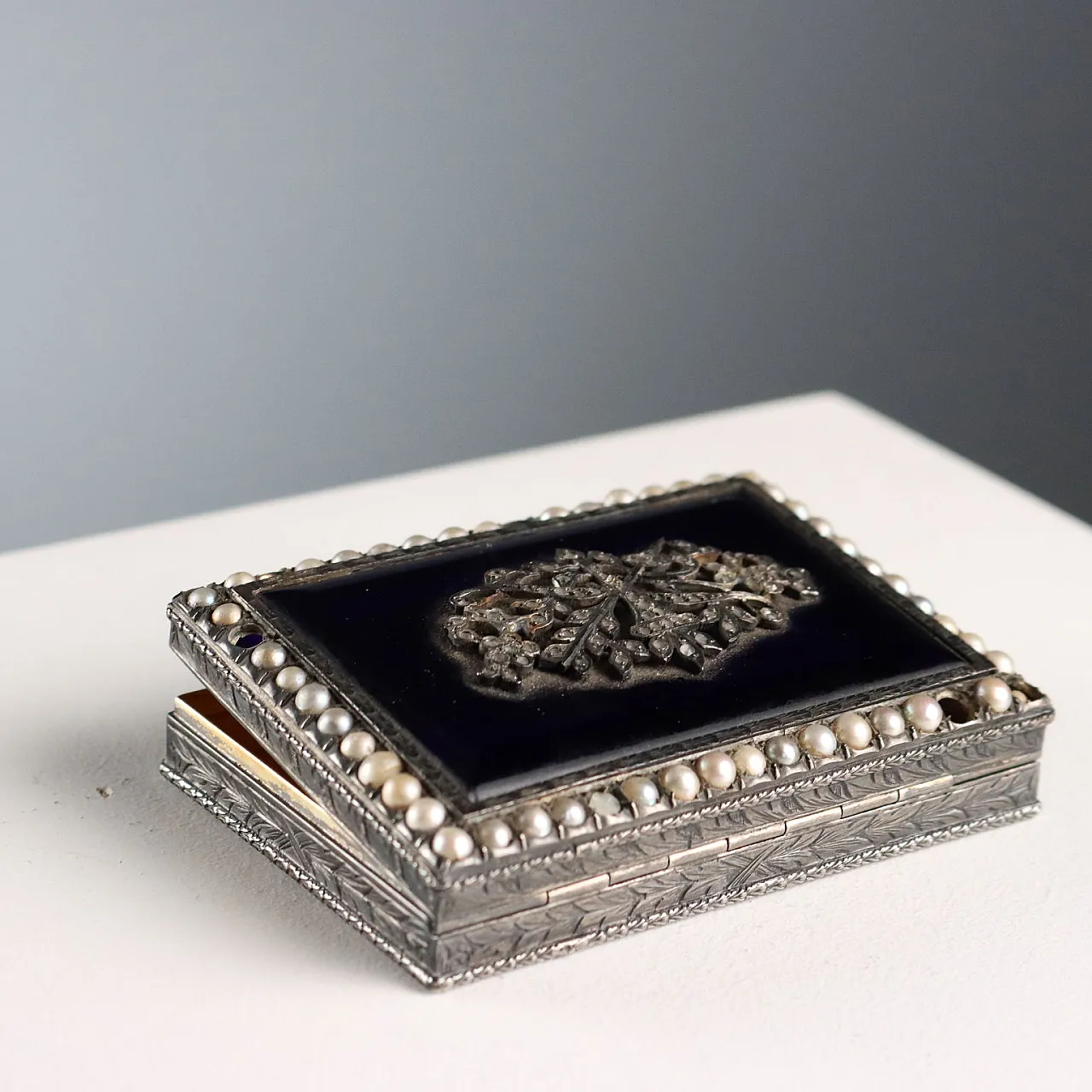 Snuffbox in silver, glass and beads, 20th century 9