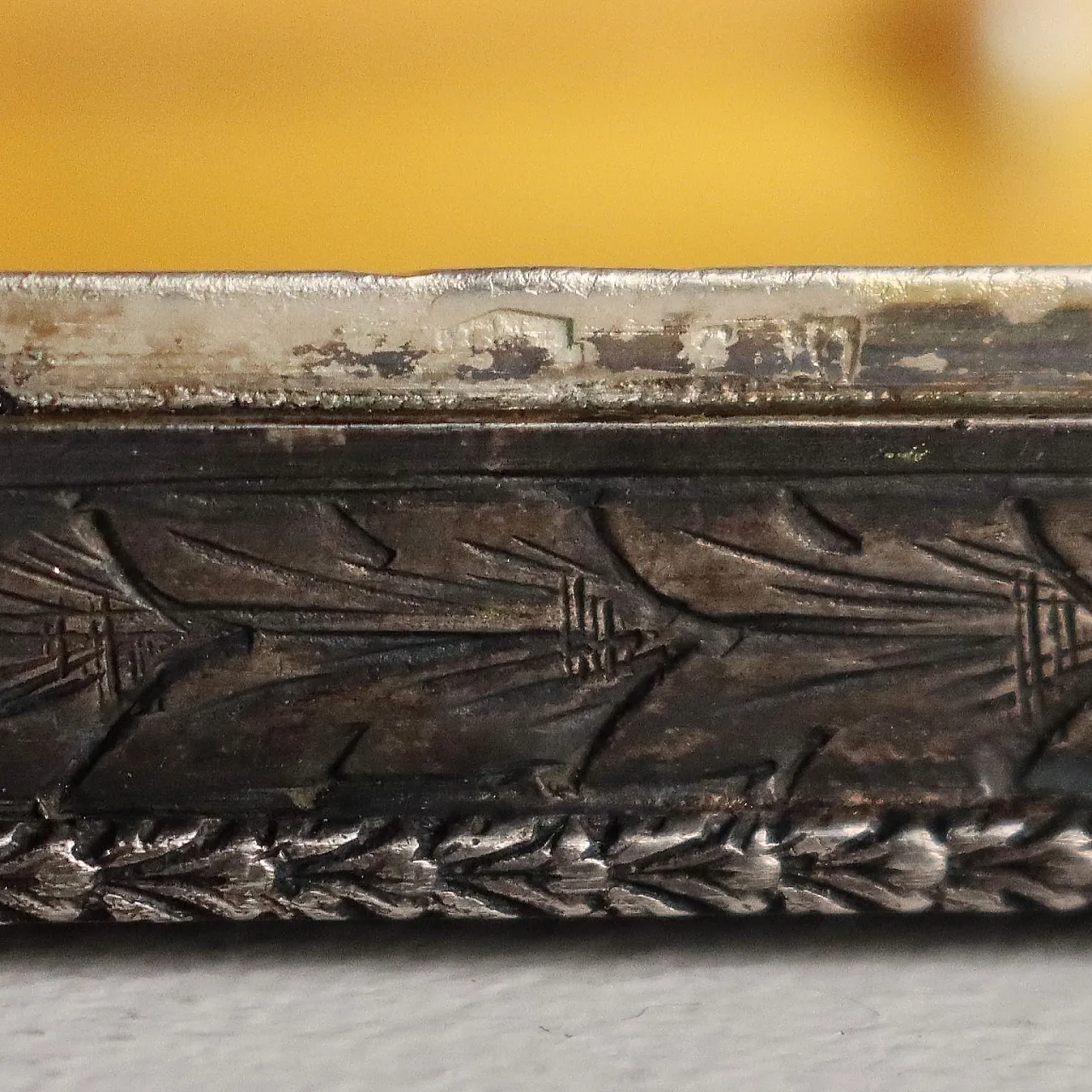 Snuffbox in silver, glass and beads, 20th century 10
