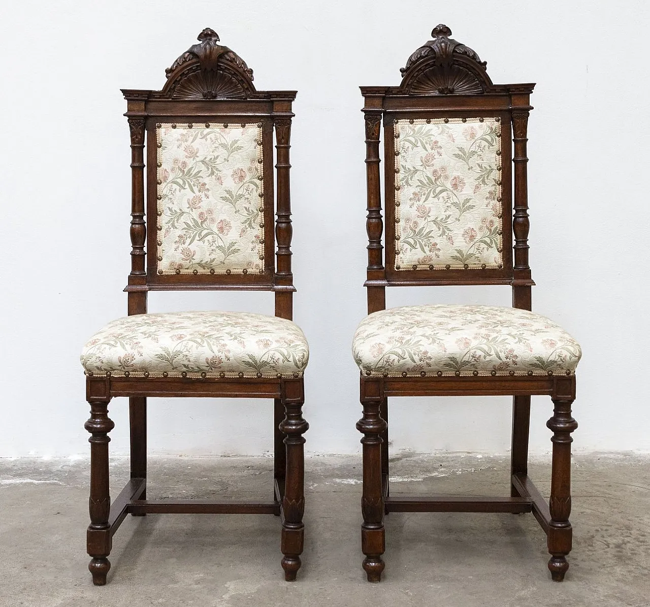 Pair of walnut chairs, late 19th century 1