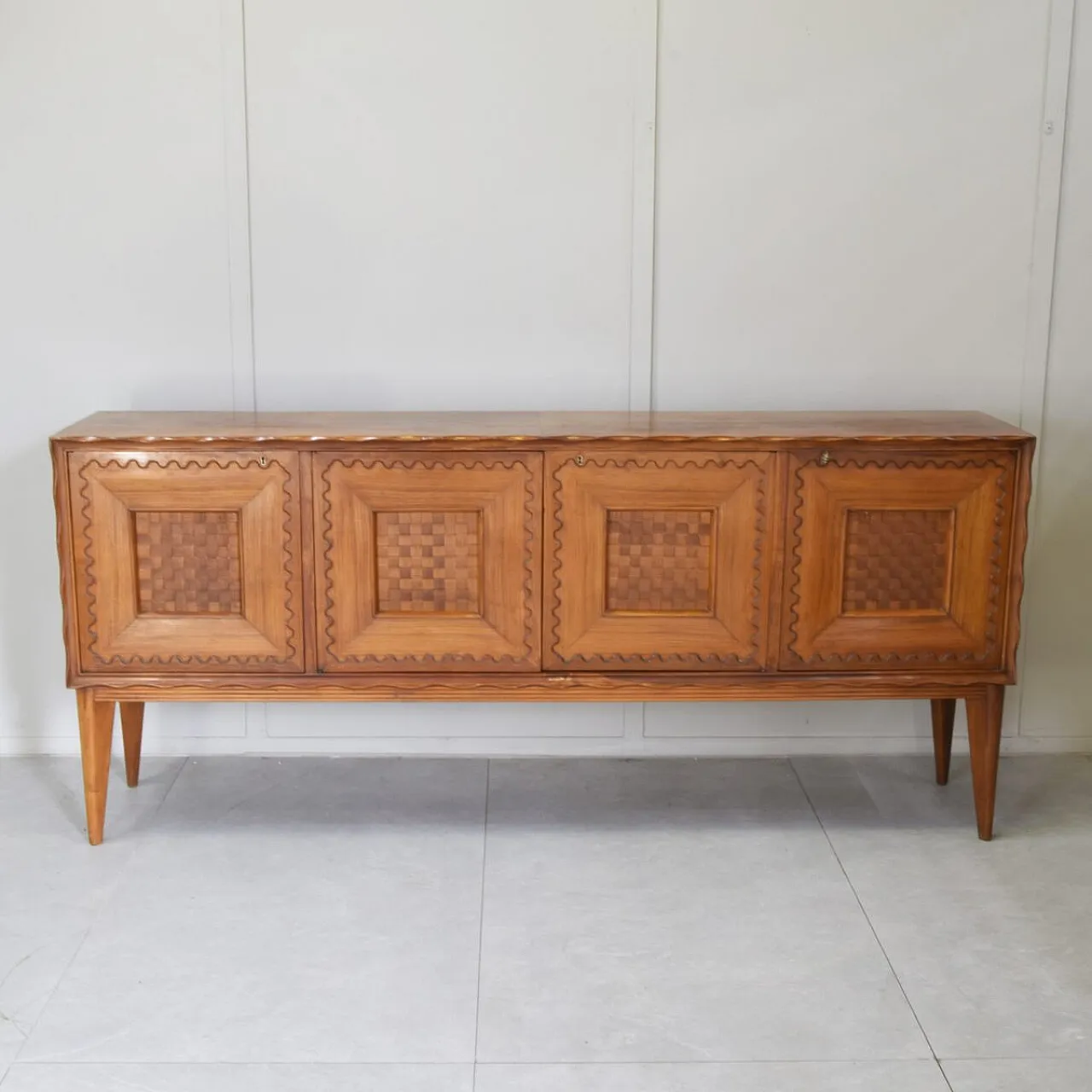 Walnut sideboard with checkerboard marquetry attr. to Paolo Buffa,1950 1
