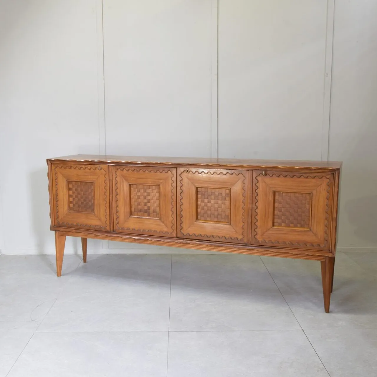 Walnut sideboard with checkerboard marquetry attr. to Paolo Buffa,1950 2
