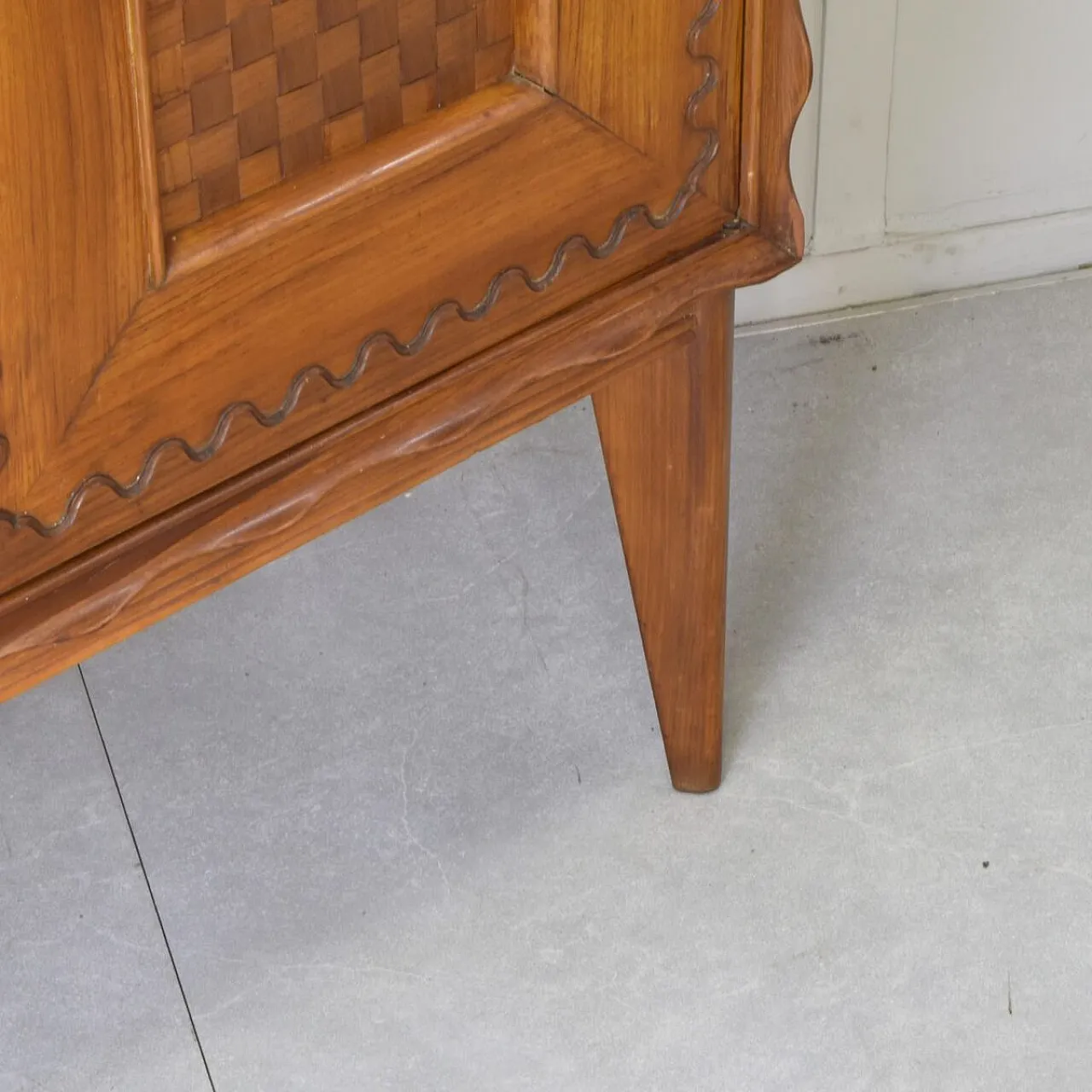 Walnut sideboard with checkerboard marquetry attr. to Paolo Buffa,1950 7