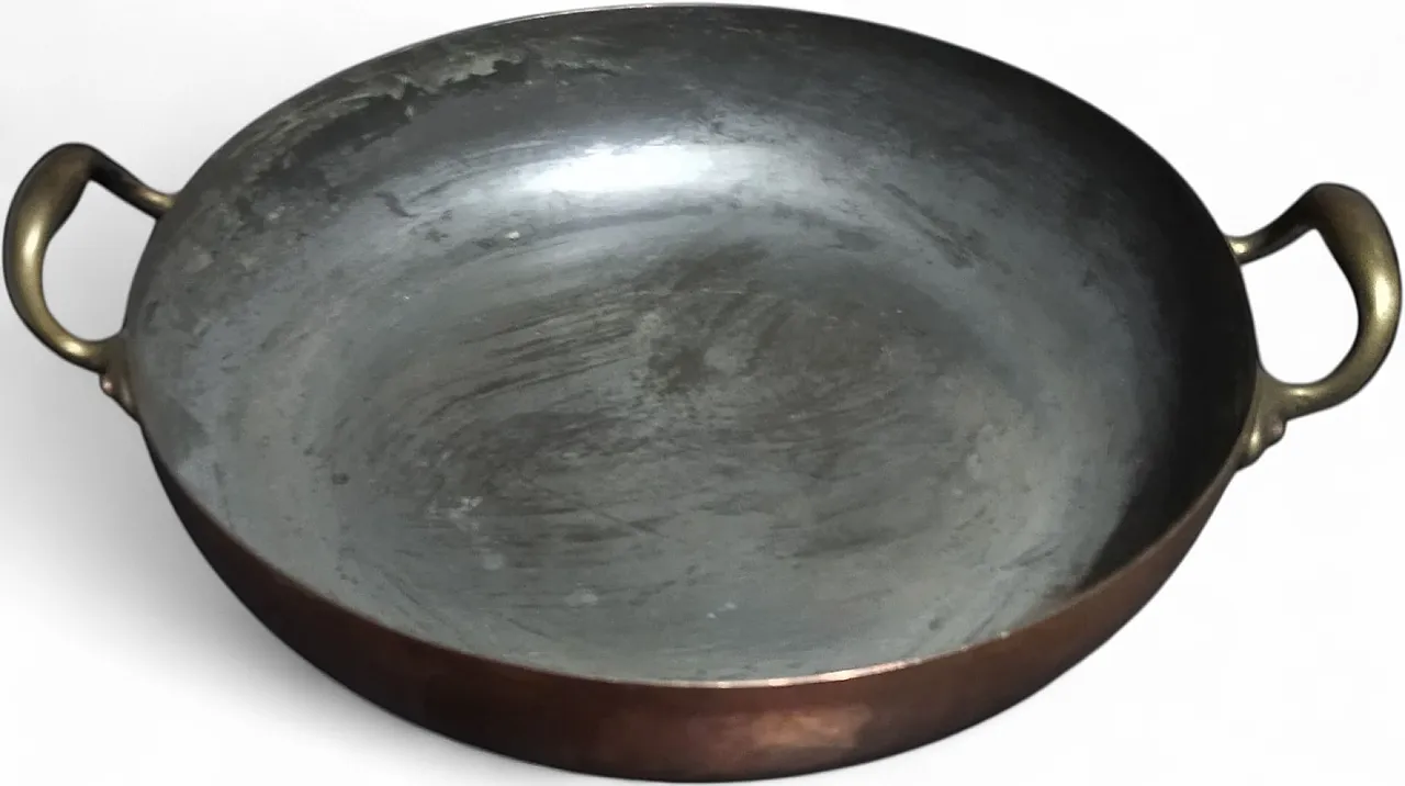 Large copper saucepan 9