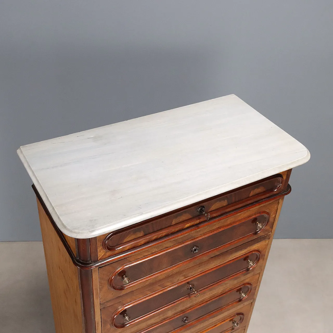Mahogany chest of drawers, 19th century 10
