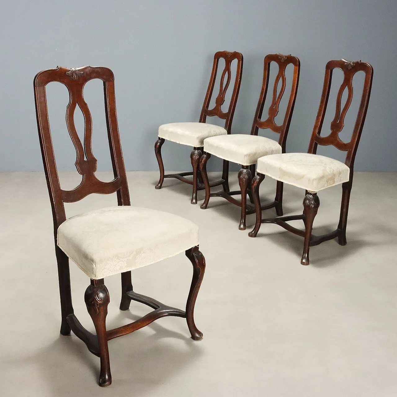 4 Barocchetto chairs in walnut, 18th century 1