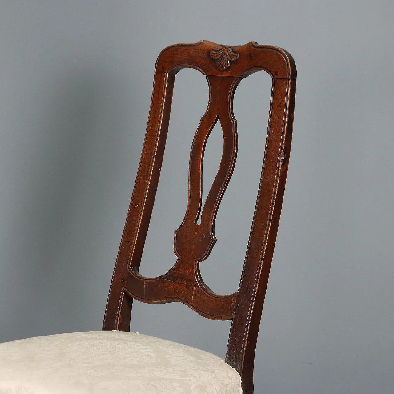 4 Barocchetto chairs in walnut, 18th century 5