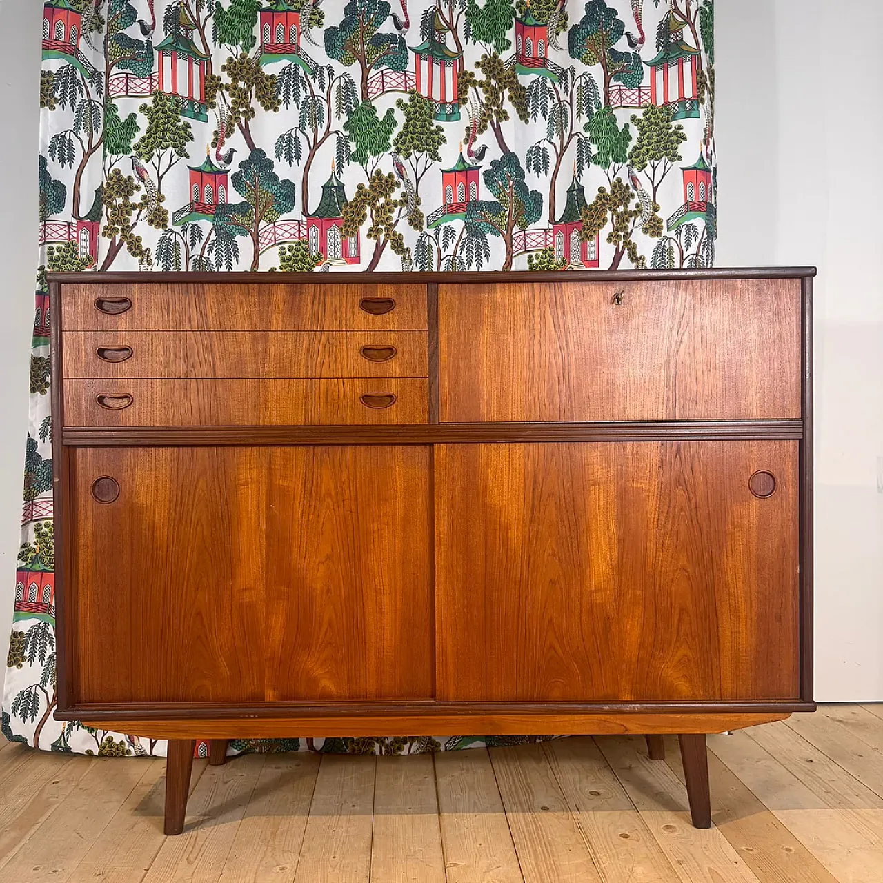 Sideboard danese in teak a sviluppo verticale, anni '60 1