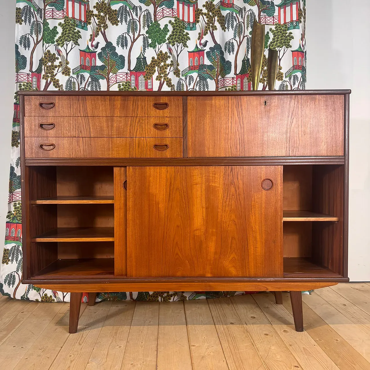 Sideboard danese in teak a sviluppo verticale, anni '60 2