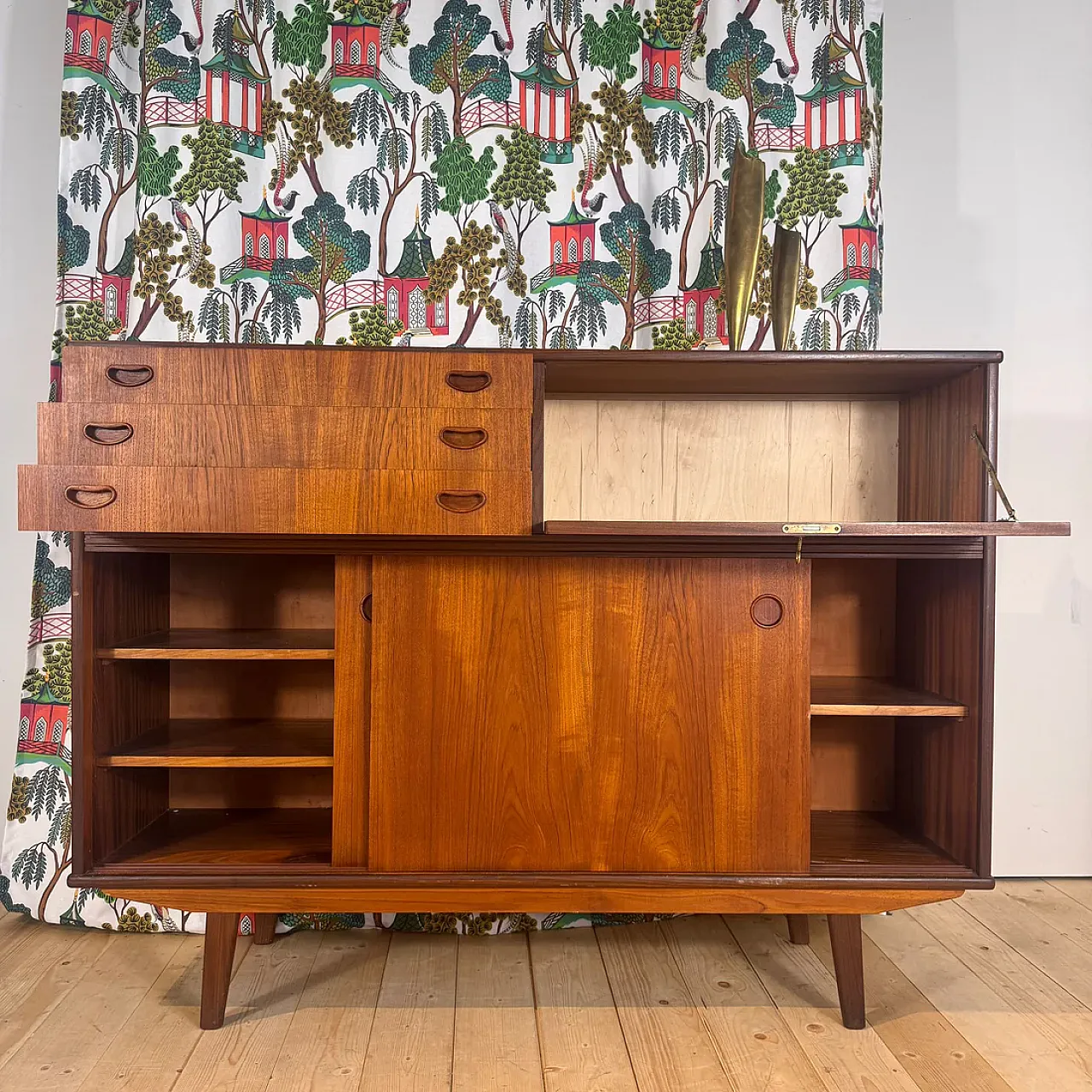 Sideboard danese in teak a sviluppo verticale, anni '60 3