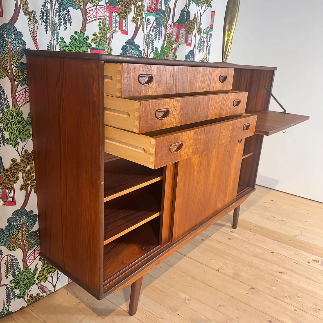 Sideboard danese in teak a sviluppo verticale, anni '60 4