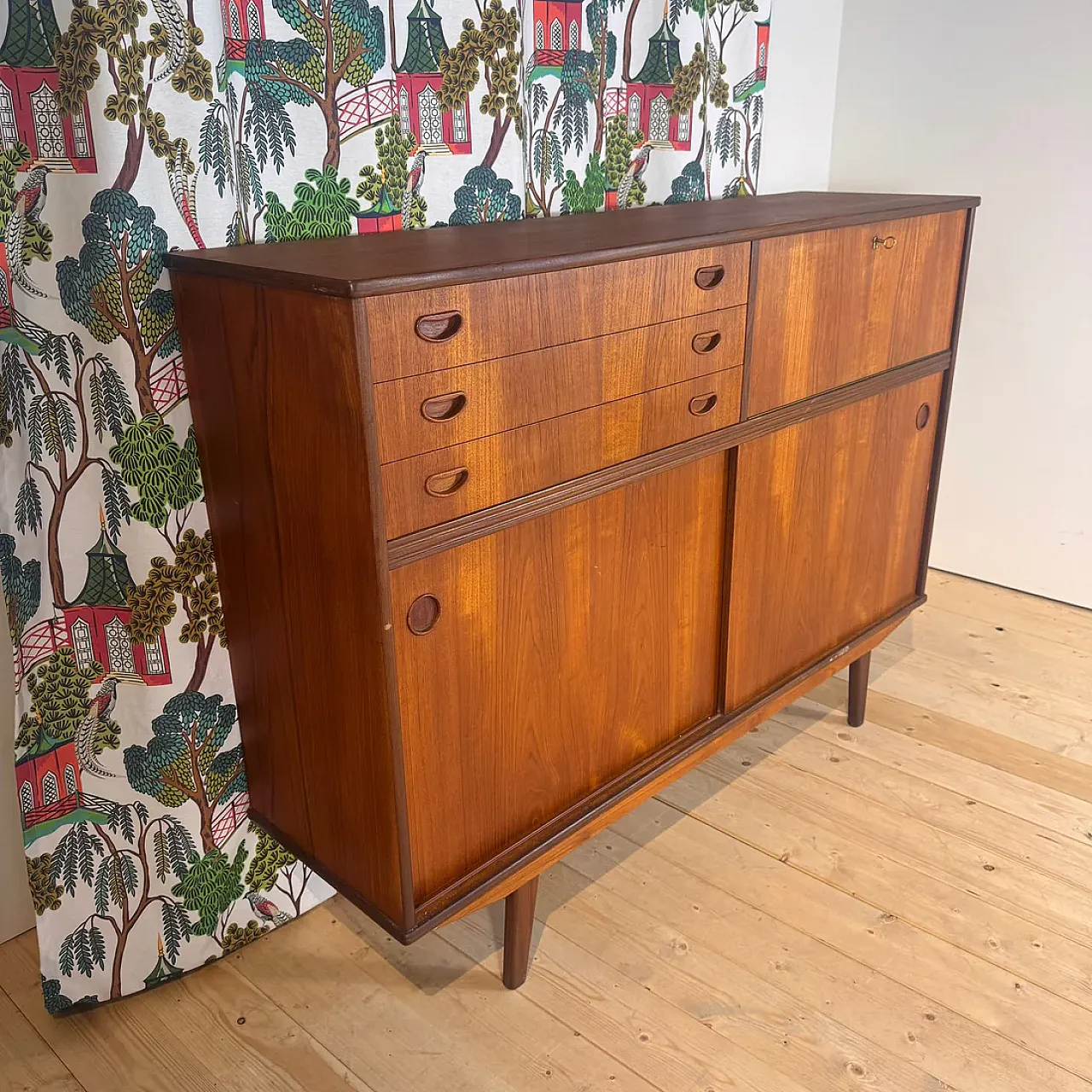 Sideboard danese in teak a sviluppo verticale, anni '60 5