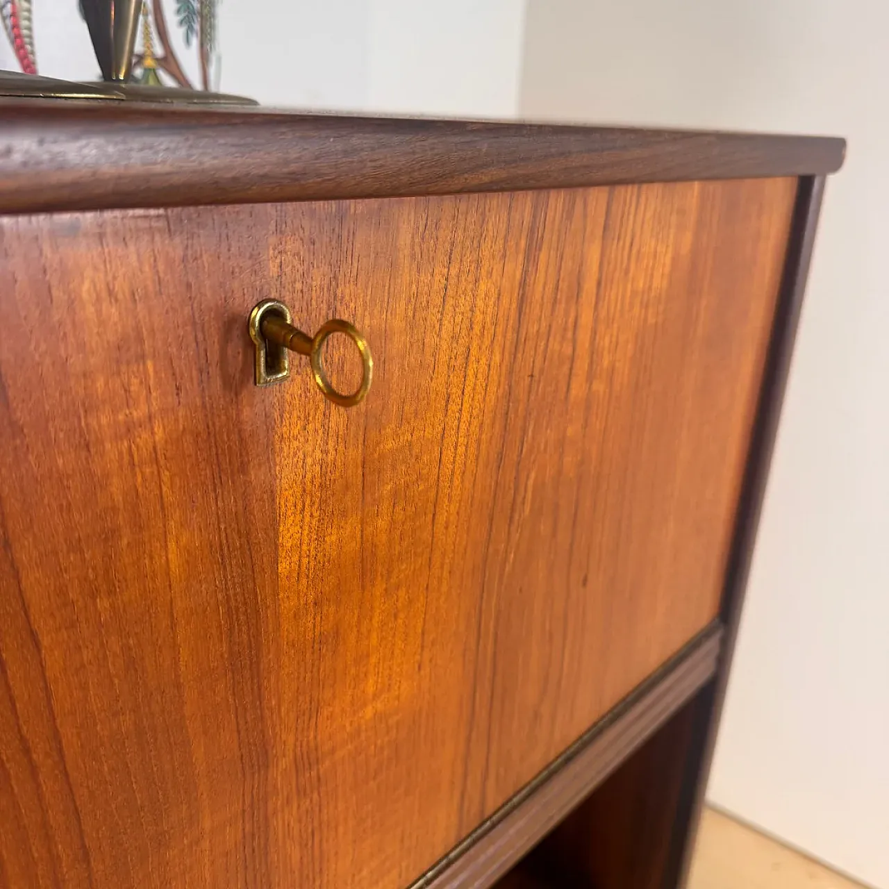 Sideboard danese in teak a sviluppo verticale, anni '60 7