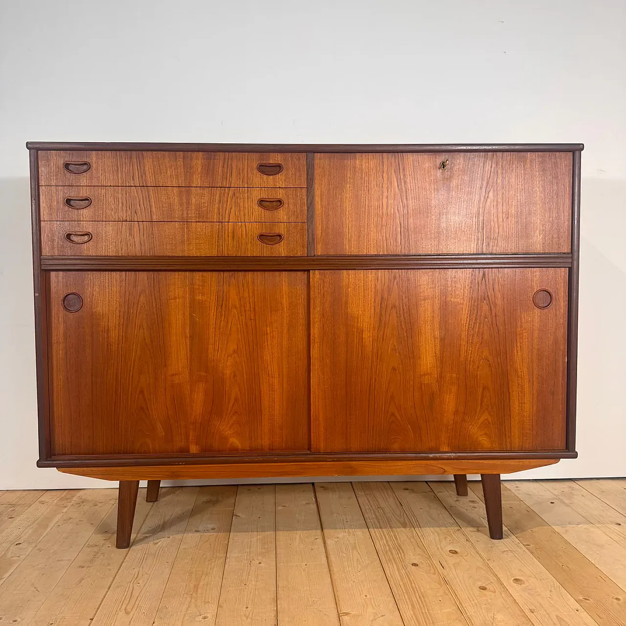 Sideboard danese in teak a sviluppo verticale, anni '60 8