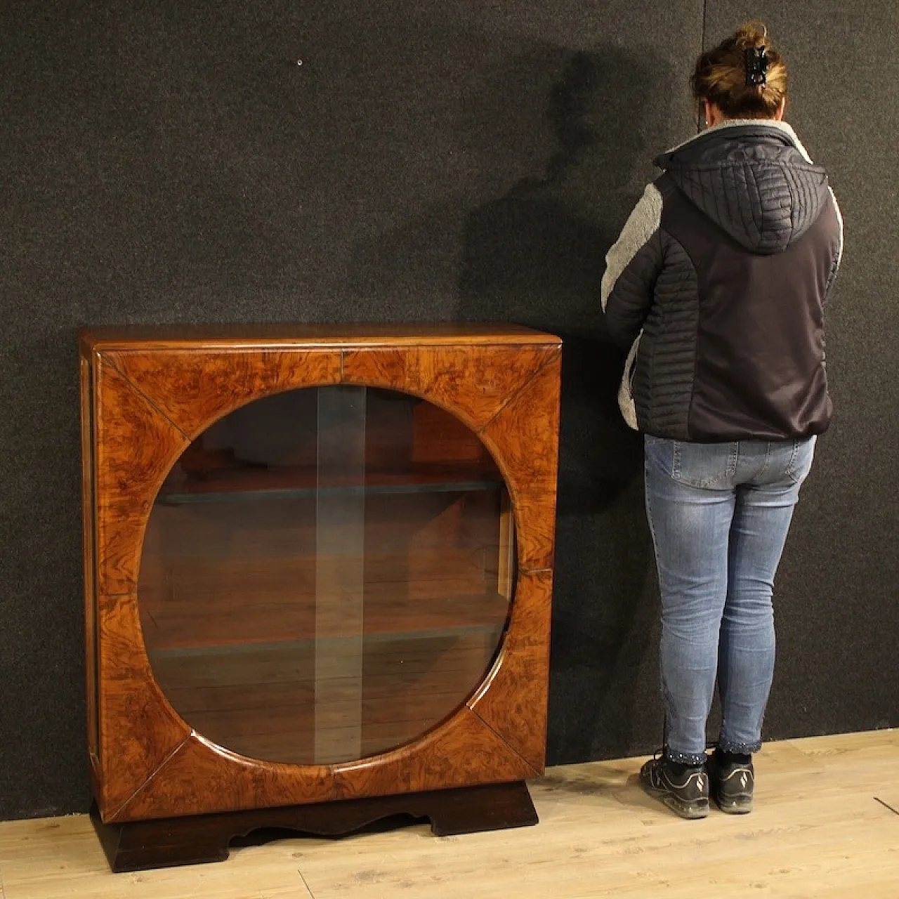 Italian walnut display cabinet from the 20th century 2