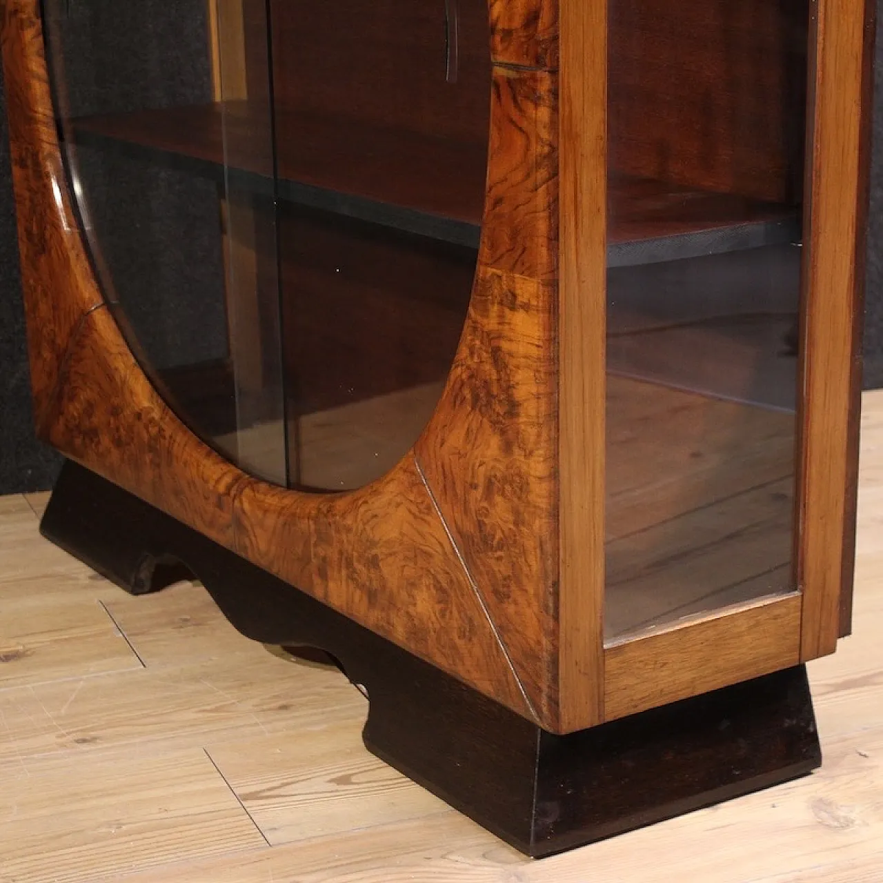 Italian walnut display cabinet from the 20th century 8