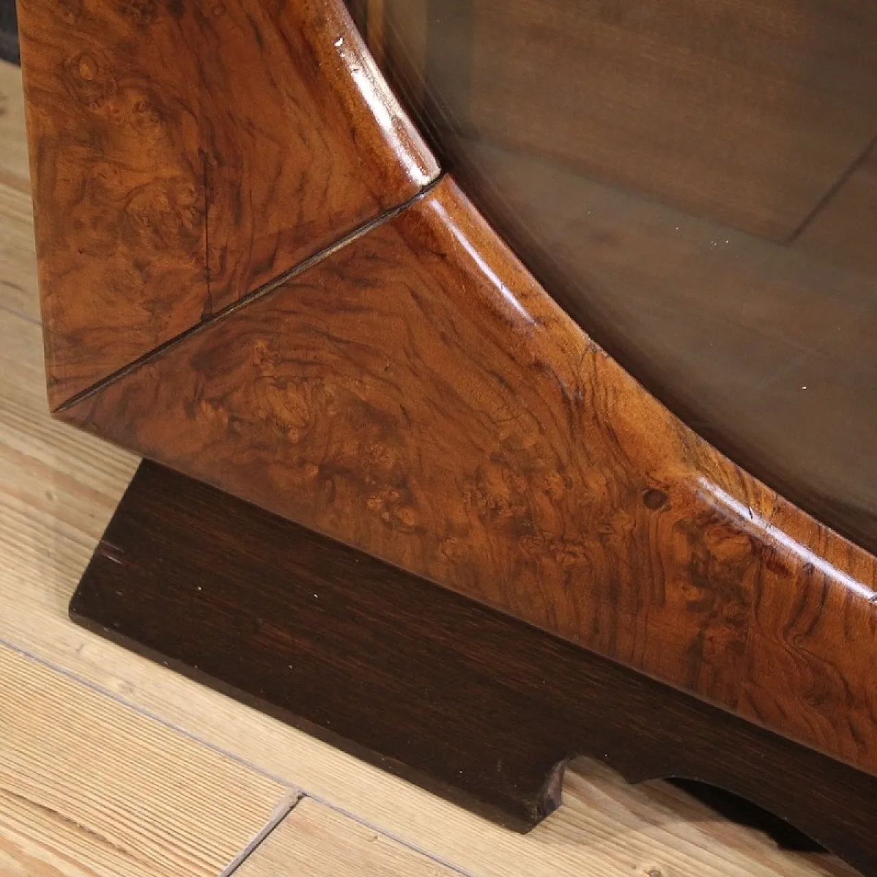 Italian walnut display cabinet from the 20th century 11