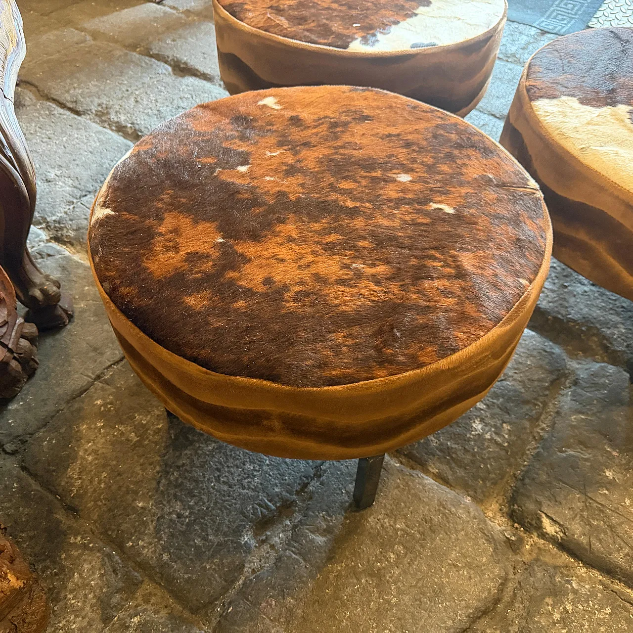 3 Pouf rotondi in pelle di mucca, anni '80 2