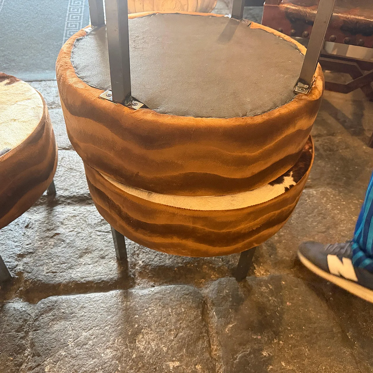 3 Pouf rotondi in pelle di mucca, anni '80 4