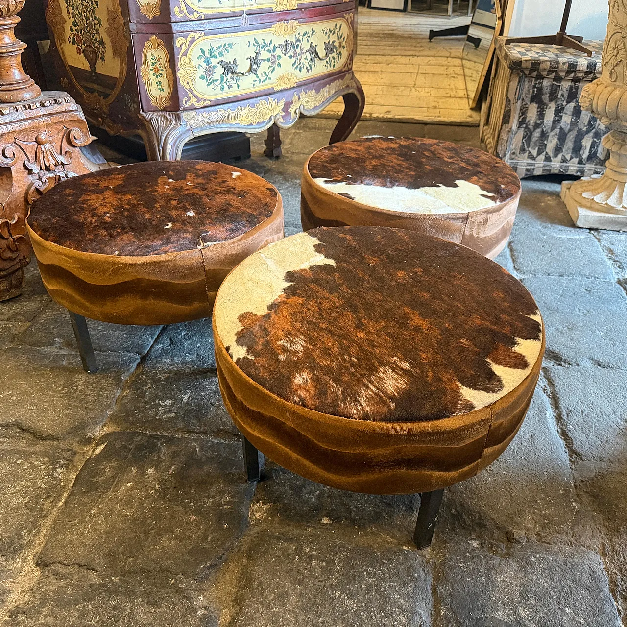 3 Pouf rotondi in pelle di mucca, anni '80 5