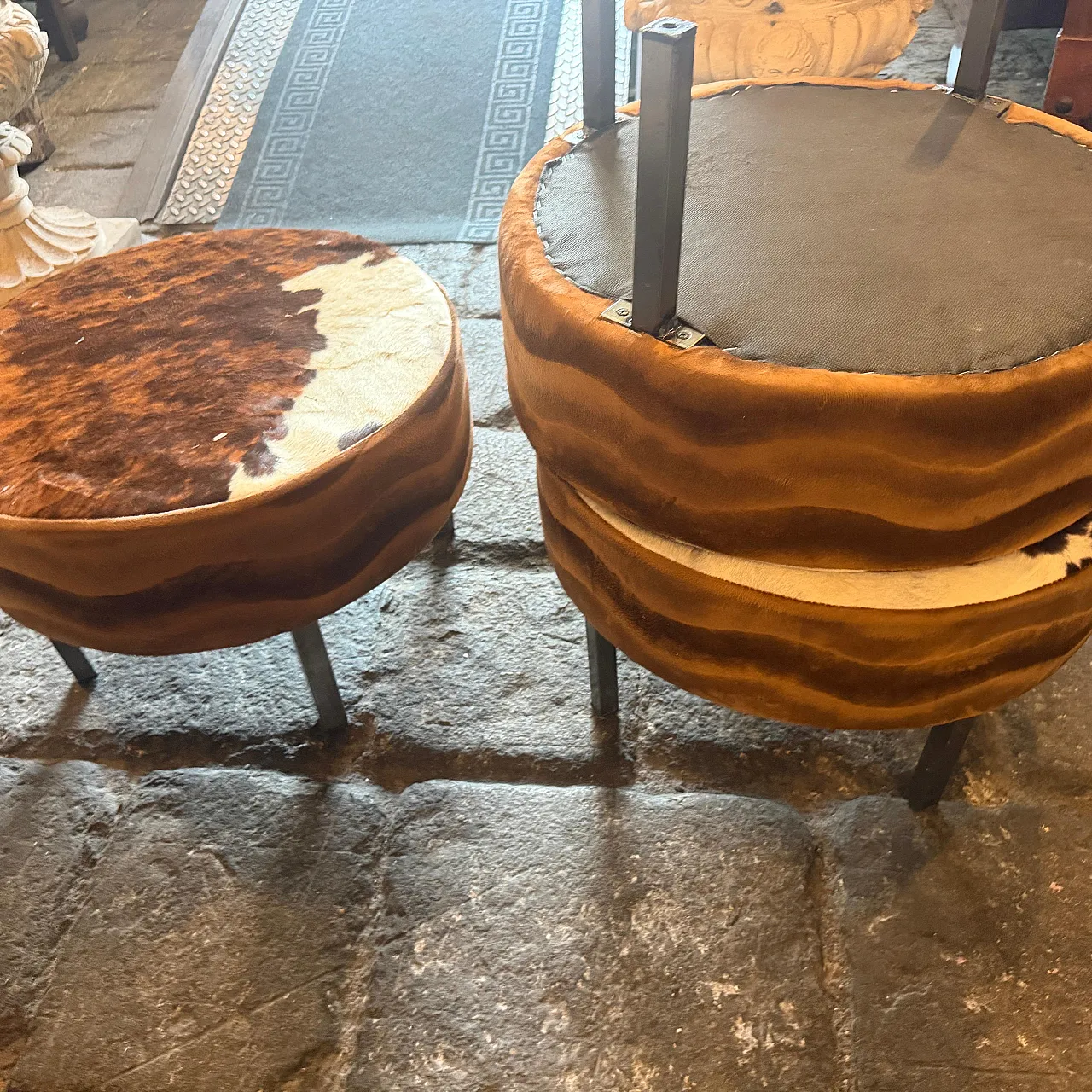 3 Pouf rotondi in pelle di mucca, anni '80 7
