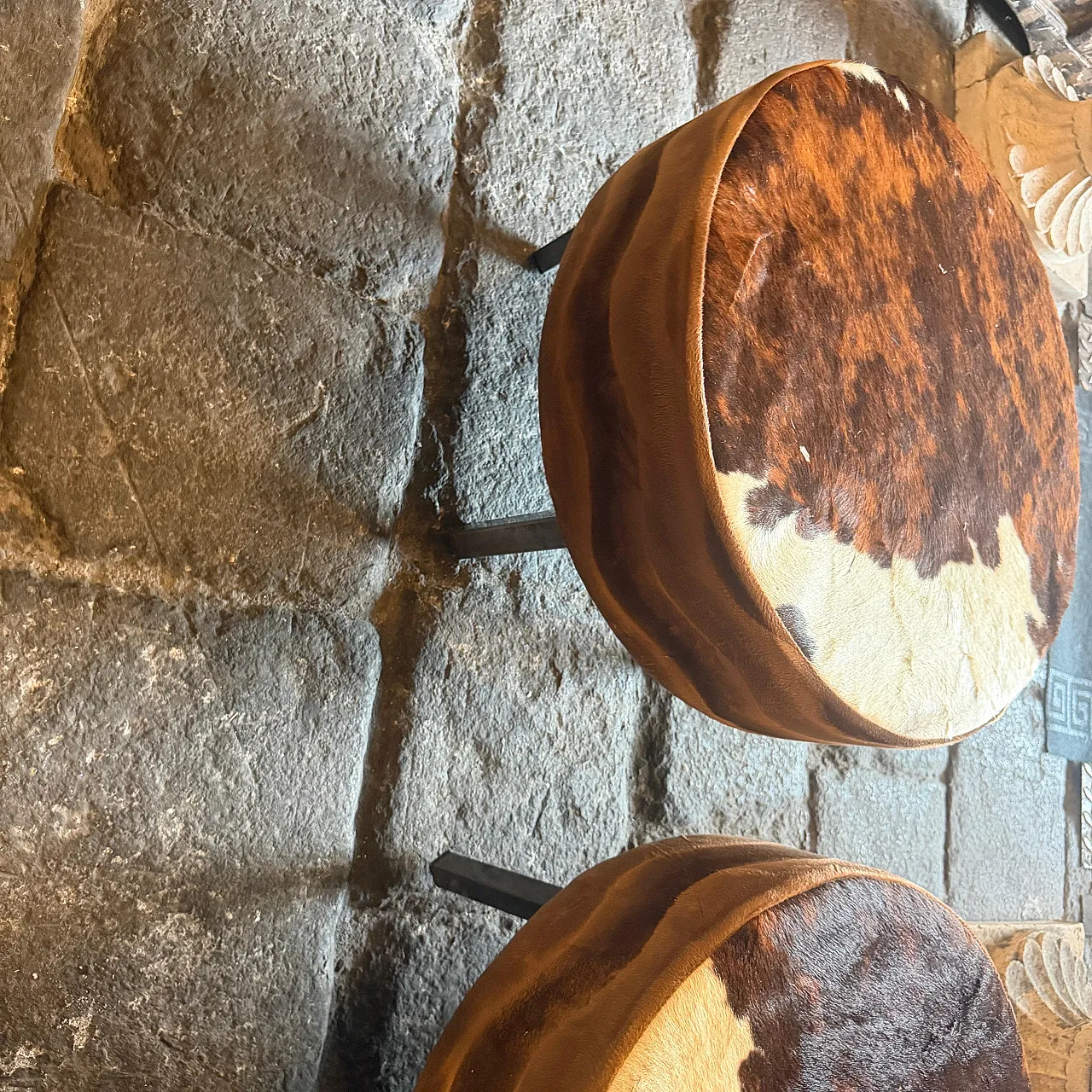 3 Pouf rotondi in pelle di mucca, anni '80 8