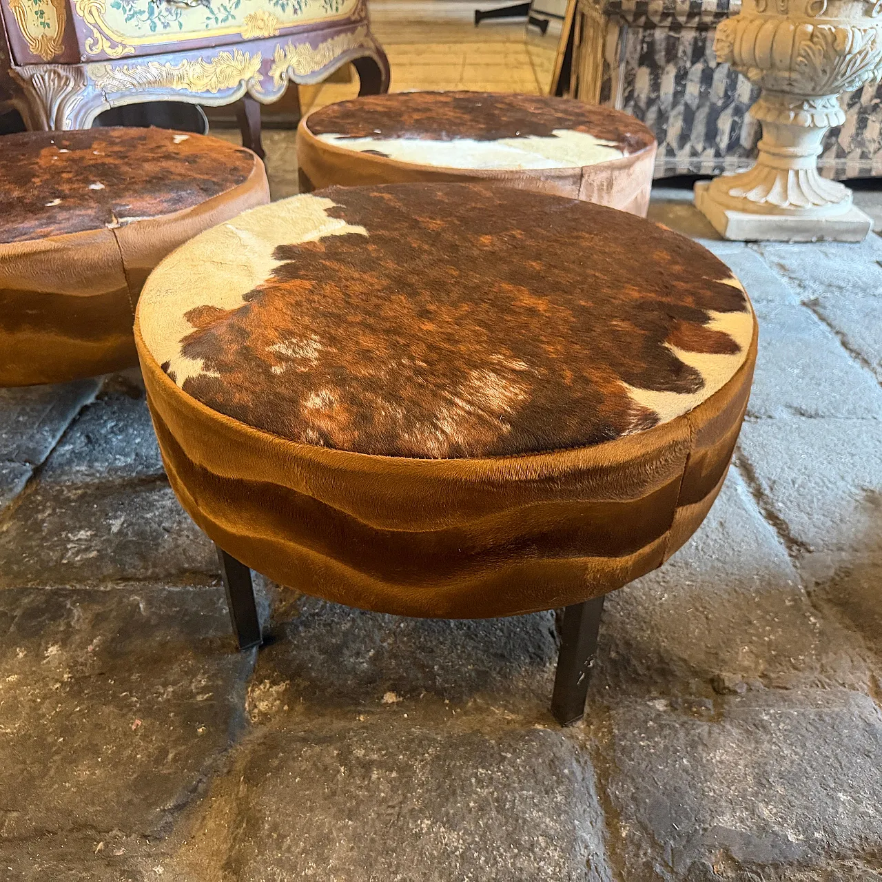 3 Pouf rotondi in pelle di mucca, anni '80 9
