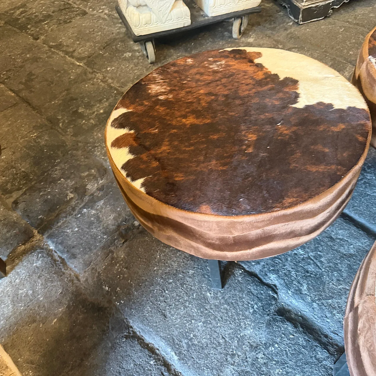 3 Pouf rotondi in pelle di mucca, anni '80 10