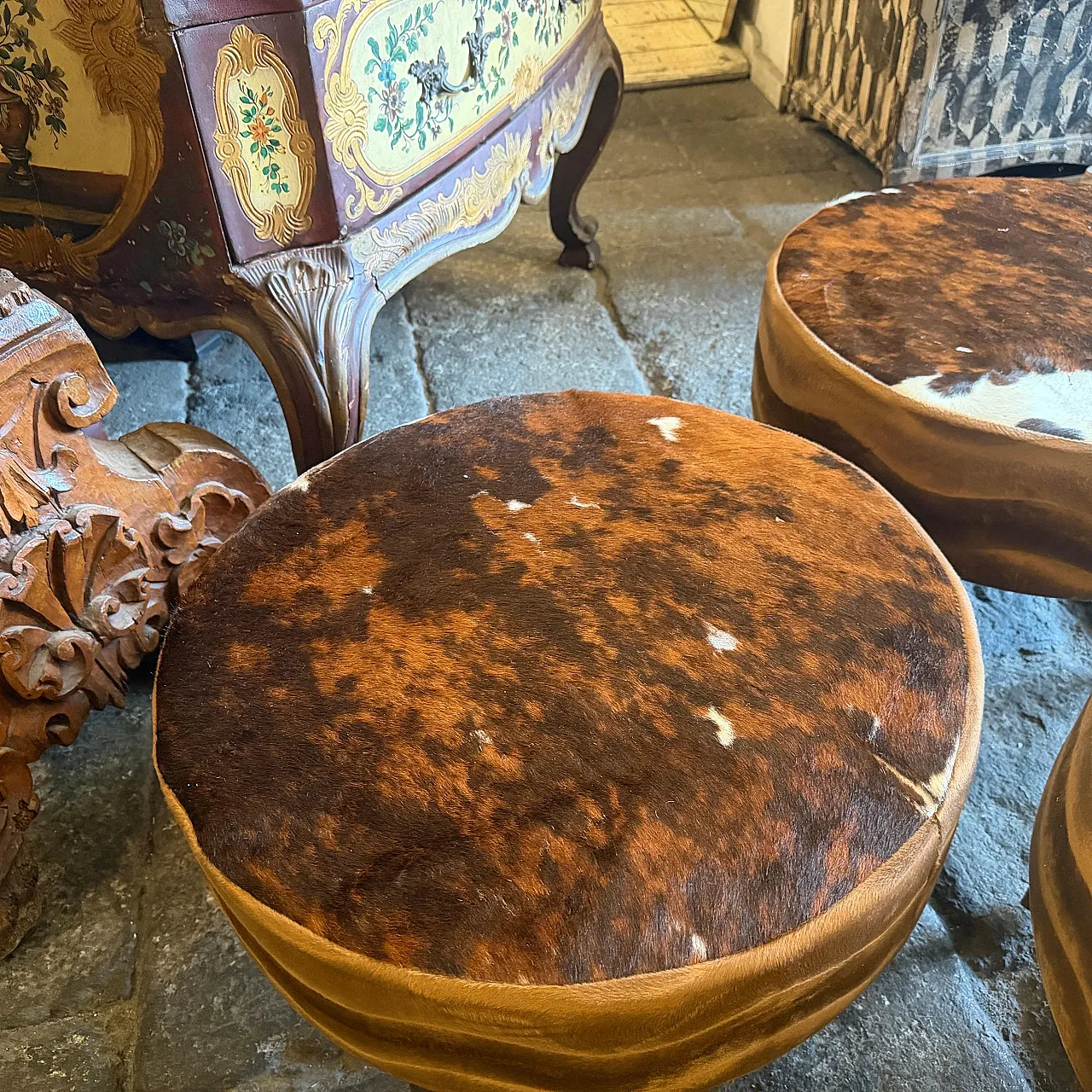 3 Pouf rotondi in pelle di mucca, anni '80 11