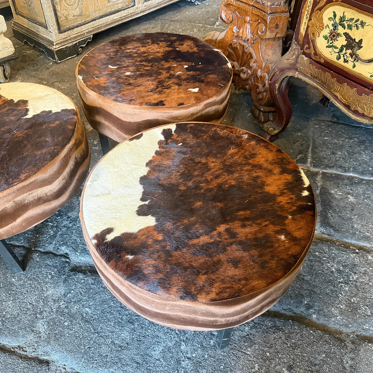 3 Pouf rotondi in pelle di mucca, anni '80 12