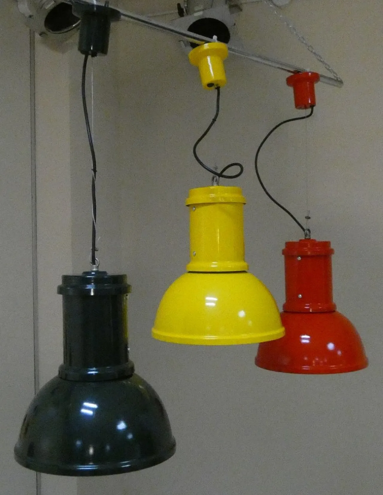 3 lampade in metallo dipinto di Fontana Arte, anni '70 20