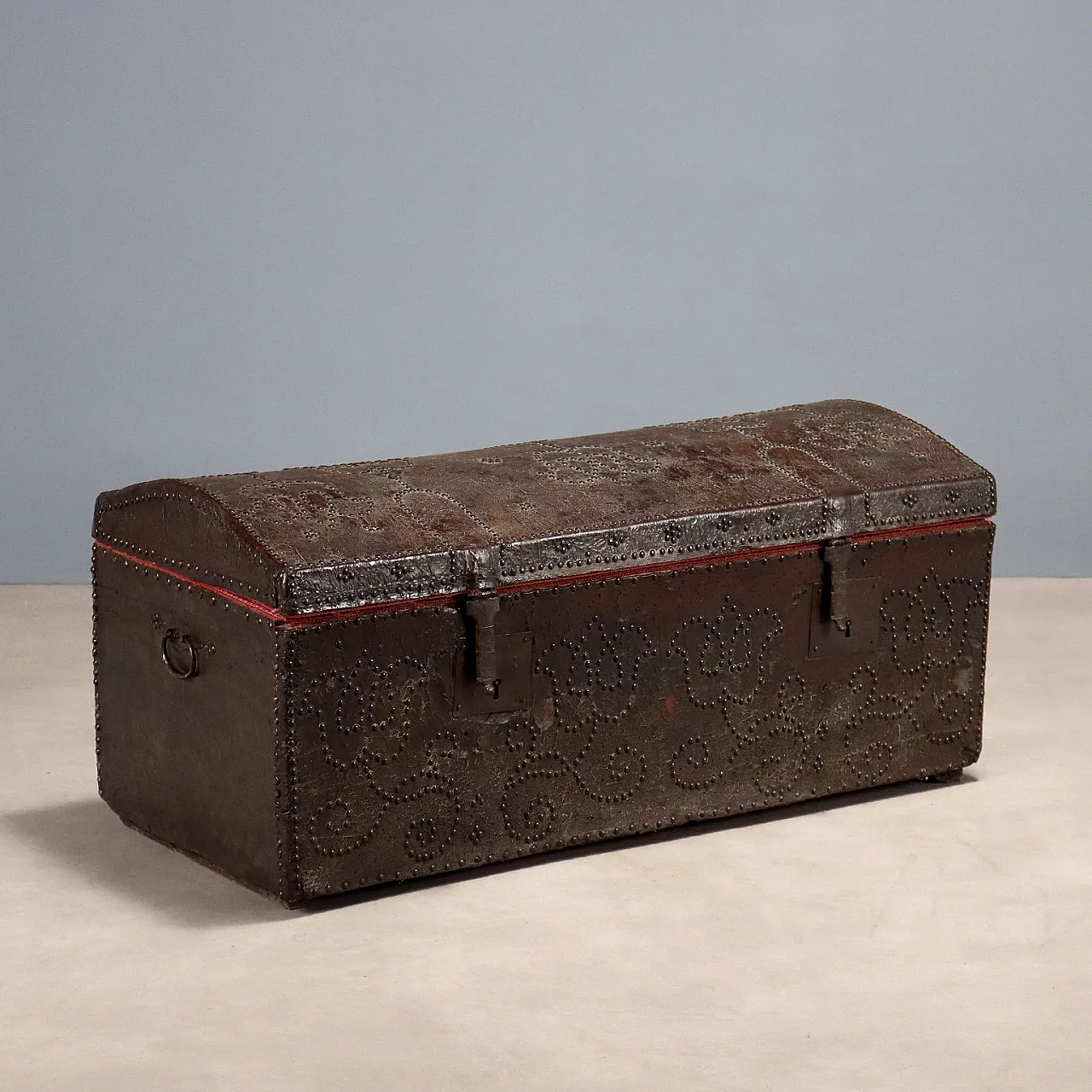Spanish wooden trunk covered in leather, 18th century 1