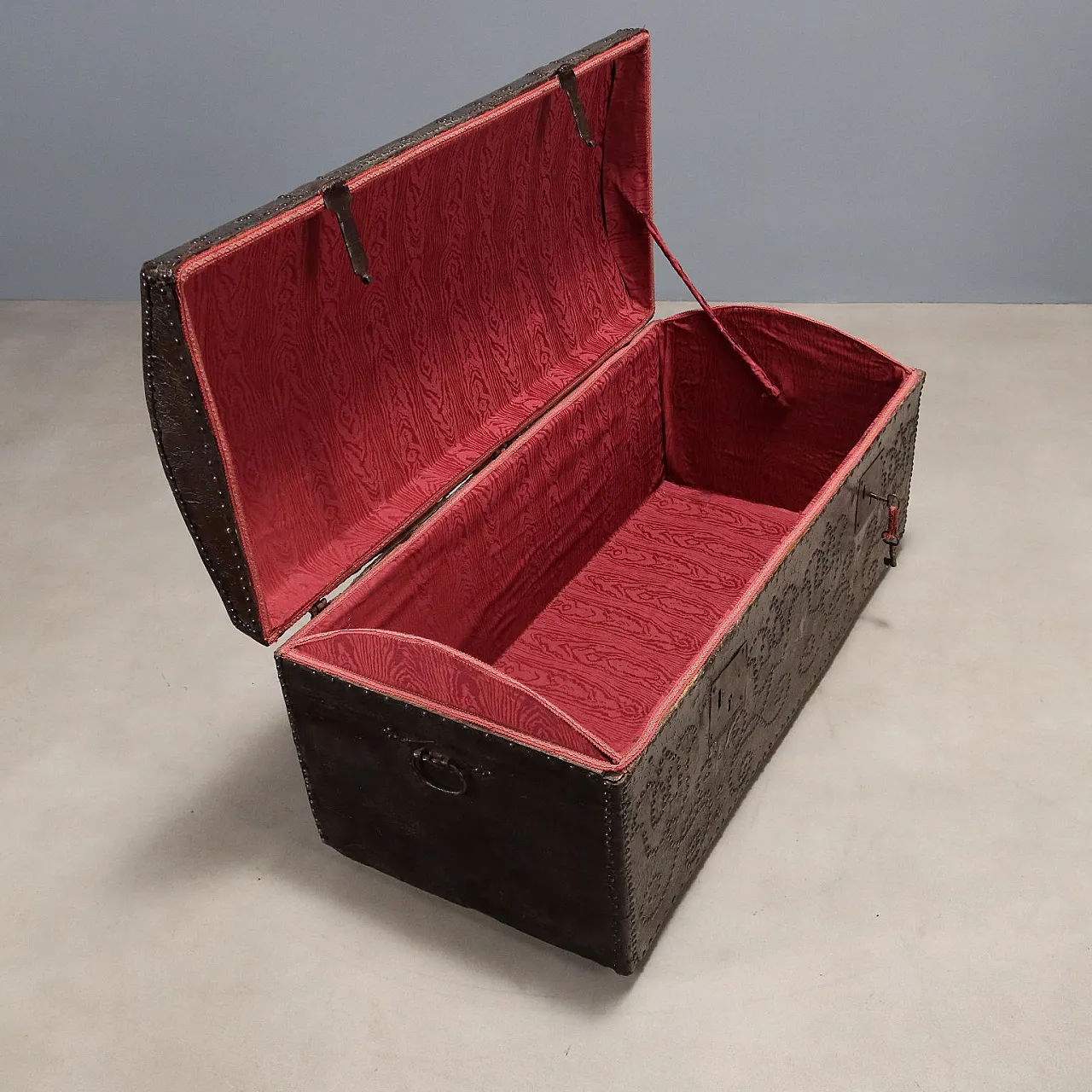 Spanish wooden trunk covered in leather, 18th century 4